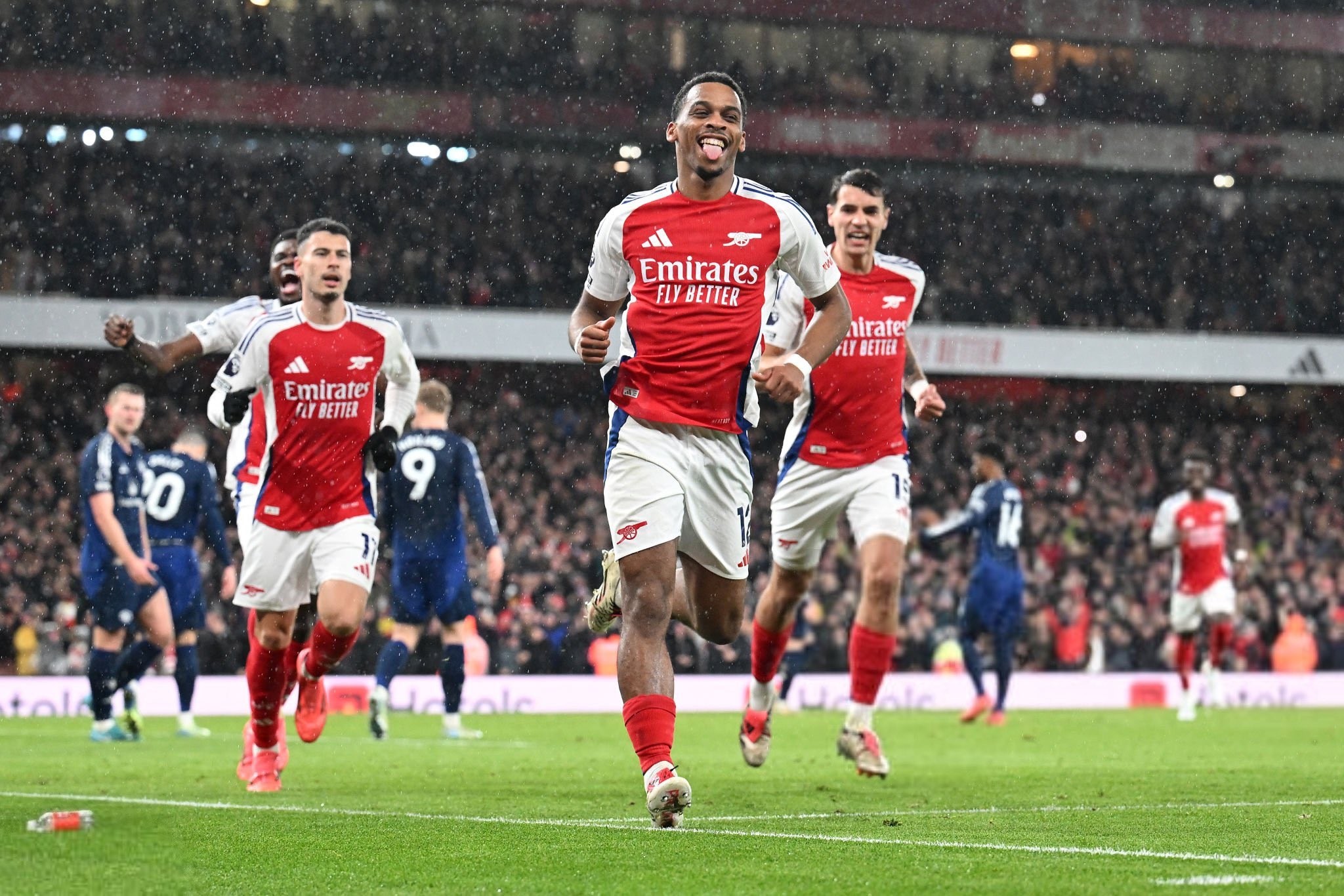 蔡依林演唱会被举报冲上热搜，30米机械蛇、金色公牛等舞台元素引争议，网友质疑西方宗教元素